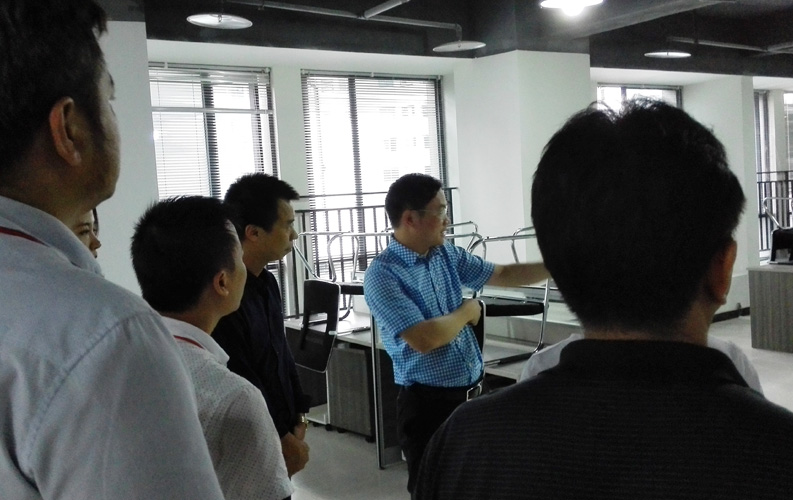 賴區(qū)長鼓勵重慶天度網絡公司要多進行創(chuàng)新，并就天度未來發(fā)展方向做出重要指示。